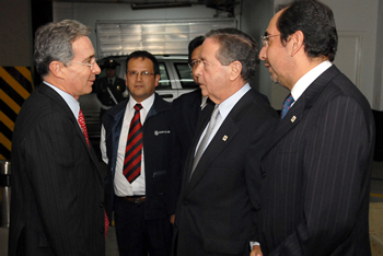 Momentos antes de comenzar este martes la celebración de los 30 años de la Asociación Nacional de Anunciantes (Anda), el Presidente Álvaro Uribe Vélez dialogó con el Presidente de la agremiación, Carlos Delgado Pereira; y el Presidente de la junta directiva, Nibaldo Toledo, en el Gun Club de Bogotá, donde se llevó a cabo el evento.