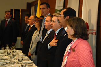 Durante la celebración de los 30 años de la Asociación Nacional de Anunciantes (Anda), realizada este martes en el Gun Club de Bogotá, el Presidente Álvaro Uribe Vélez, entona el Himno Nacional acompañado por el Embajador de México en Colombia, Florencio Salazar Adame; la esposa del Presidente de la Anda, Patricia de Delgado; el Presidente de la Federación Mundial de Anunciantes, Stephan Loerke; el Presidente de la Anda, Carlos Delgado Pereira; el Presidente de la junta directiva de esa agremiación, Nibaldo Toledo y la  Ministra de Comunicaciones, María del Rosario Guerra. 