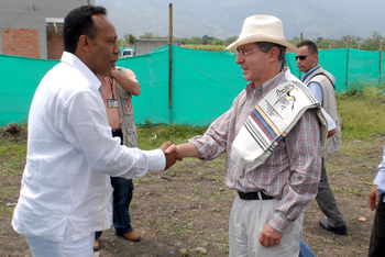 El Alcalde del municipio vallecaucano de Ginebra, Argemiro Jordán, recibió al Presidente Álvaro Uribe Vélez, quien llegó este sábado a la localidad para encabezar el Consejo Comunal de Gobierno número 242.