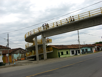Puente peatonal de Obando (Valle del Cauca), obra complementaria de la doble calzada entre Pereira y La Victoria. Este tramo fue recorrido este sábado  por el Presidente Álvaro Uribe Vélez, acompañado por el Ministro de Transporte Andrés Uriel Gallego.