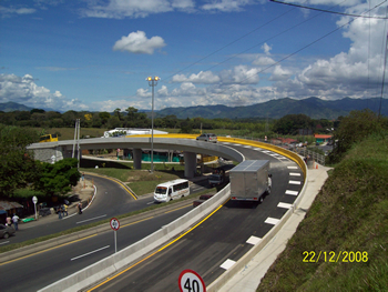 Puente peatonal de Obando (Valle del Cauca), obra complementaria de la doble calzada entre Pereira y La Victoria. Este tramo fue recorrido este sábado  por el Presidente Álvaro Uribe Vélez, acompañado por el Ministro de Transporte Andrés Uriel Gallego.