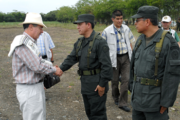 El Comandante de la Región de Policía número 4, brigadier general Gustavo Adolfo Ricaurte, saluda y entrega un reporte de orden público al Presidente Álvaro Uribe Vélez, en el municipio vallecaucano de Ginebra, donde se realizó el Consejo Comunal de Gobierno número 242.