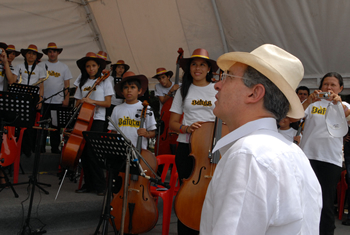 A su llegada a la tarima desde la cual observó el desfile militar este 20 de julio, el Presidente Álvaro Uribe saludó a los niños del programa Batuta, departamento del Meta, quienes fueron los encargados de interpretar el Himno Nacional en el inicio de la ceremonia.