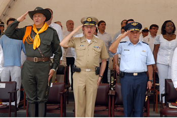 El Director de la Policía Nacional, general Óscar Naranjo; el Comandante de la Armada, almirante Guillermo Barrera;  el Comandante de la Fuerza Aérea Colombiana, general Jorge Ballesteros; y la Ministra de Cultura, Paula Marcela Moreno, entonan el Himno Nacional al comenzar el desfile militar realizado en Tame (Arauca), con motivo de la fiesta del 20 de julio.