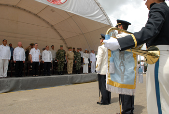 El brigadier general Juan Carlos Ramírez, Director de la Escuela Militar de Aviación Marco Fidel Suárez, solicita autorización al Presidente Álvaro Uriibe Vélez para dar comienzo el desfile militar realizado este lunes en Tame (Arauca) para celebrar la fiesta nacional del 20 de julio. 