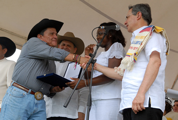 La Ministra de Cultura, Paula Marcela Moreno, entregó al cantante y compositor llanero Orlando 'Cholo' Valderrama la condecoración que le otorgó el Gobierno este lunes 20 de julio, en el inicio del Gran Concierto Nacional, desde Tame (Arauca).