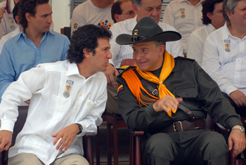 El Ministro de Relaciones Exteriores, Jaime Bermúdez Merizalde, y el Director de la Policía Nacional, general Óscar Naranjo, participaron este lunes en el desfile militar que se llevó a cabo en Tame (Arauca), con motivo de la fiesta nacional del 20 de julio.