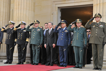 El Presidente Álvaro Uribe Vélez recibe honores militares en la Plaza de Armas de la Casa de Nariño, momentos antes de iniciar su recorrido hacia el edificio del Congreso de la República, para asistir a la instalación del periodo legislativo. Lo acompañan los Altos Mandos Militares y de Policía y una comisión de congresistas.