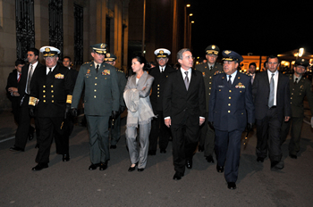 Al terminar su intervención en la instalación del período legislativo en el Capitolio Nacional, este lunes 20 de julio, el Presidente Álvaro Uribe Vélez se dirigió a la Catedral Primada de Bogotá, acompañado por la señora Lina Moreno de Uribe, y los Altos mandos Militares y de Policía, para asistir al Te Deum oficiado en acción de gracias por el Cardenal Pedro Rubiano, Arzobispo de la capital de la República.