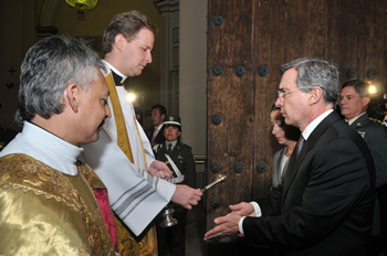 El Presidente de la República, Álvaro Uribe Vélez, al llegar a la Catedral Primada de Bogotá, acompañado por la señora Lina Moreno de Uribe, para participar en el Te Deum cebrado este lunes 20 de julio. El Mandatario fue recibido por el padre Astolfo Romero.