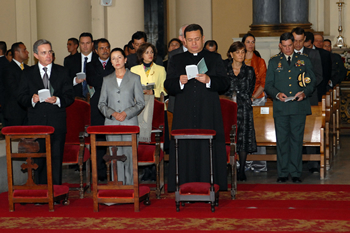 El Presidente Álvaro Uribe Vélez participó este lunes 20 de julio en el Te Deum que se ofició en la Catedral Primada de Bogotá. Lo acompañaron su esposa, Lina Moreno de Uribe, y ministros del Gabinete Ejecutivo, entre otros.