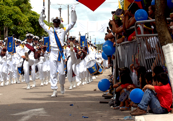 La ciudadanía araucana se volcó a las calles de Tame, cuna de la Independencia, para observar el desfile militar que se realizó para celebrar la fiesta del 20 de julio. En la celebración participaron todas las fuerzas, entre ellas la Armada Nacional, cuya banda participó en el recorrido.