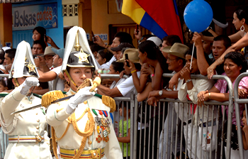 La general Luz Marina Bustos, primera mujer en la historia de Colombia en recibir ese grado, encabeza un grupo de la Policía Nacional en el desfile militar celebrado con motivo de la fiesta nacional del 20 de julio por las calles de Tame (Arauca), ciudad que fue cuna de la Independencia de Colombia hace 199 años.