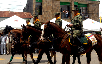 La Ruta Libertadora, que recorrerá hasta el próximo 7 de agosto el camino de la gesta de Independencia, reunirá  miembros de las Fuerzas Militares, como este grupo de la Caballería del Ejército Nacional que participó en el desfile con motivo de la fiesta del 20 de julio, que se llevó a cabo este lunes en la ciudad araucana de Tame. 