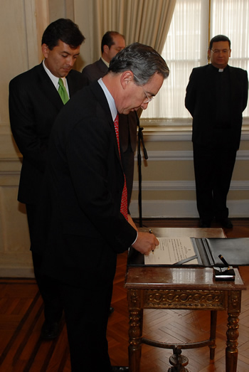 El Presidente de la República, Álvaro Uribe Vélez, firmó este martes en la Casa de Nariño, el acta de posesión de Luis Alfonso Hoyos Aristizábal como nuevo Embajador de Colombia ante la Organización de Estados Americanos (OEA). Foto: Felipe Ariza - SP