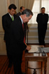 El Presidente de la República, Álvaro Uribe Vélez, firmó este martes en la Casa de Nariño, el acta de posesión de Luis Alfonso Hoyos Aristizábal como nuevo Embajador de Colombia ante la Organización de Estados Americanos (OEA).    