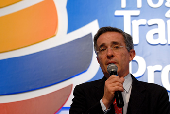 El Presidente Álvaro Uribe anunció que el Gobierno Nacional hará una gran pedagogía para mantener la estabilidad de la orientación tributaria que ha promovido su administración desde agosto del año 2002. 