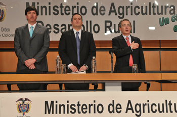 El Presidente Álvaro Uribe Vélez; el Ministro de Agricultura, Andrés Fernández Acosta, y el Presidente del Banco Agrario, David Guerrero, durante la presentación de ‘Logros y retos del sector agropecuario’, donde se entregó la certificación de calidad a la entidad financiera.