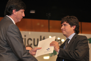 En el evento de presentación de “Logros y Retos del sector agropecuario”, el Presidente del Banco Agrario (Banagrario), David Guerrero Pérez, recibió  por parte del Director Regional Sur – Centro del Icontec, Leonardo Funquen Becerra, el certificado de gestión de la calidad NTCGP 1000, que fue otorgado el martes a la entidad bancaria.