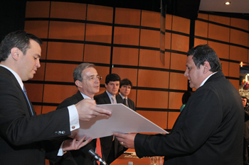 Durante el evento “Logros y Restos del sector agropecuario”, realizado en Corferias, el Ministro de Agricultura, Andrés Fernández Acosta, entregó recursos por 600 millones de pesos al representante de la Cooperativa Especializada en Microcrédito (Coogranada), Carlos Mario Arcila, con el fin de  ampliar la colocación de créditos en el sector.