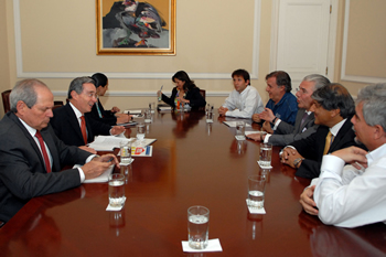 El Presidente Álvaro Uribe se reunió este miércoles con los principales directivos de la compañía petrolera Pacific Rubiales. El Mandatario estuvo acompañado por el Ministro de Minas y Energía, Hernán Martínez, y por la Ministra Consejera de la Presidencia, Claudia Jiménez.