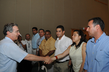 El Presidente Álvaro Uribe saluda  a una de las asistentes a la Revisión del Plan Departamental de Aguas del Magdalena, que se llevó a cabo este jueves en el hotel Zuana Resort, de Santa Marta. 