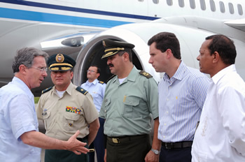 El Presidente Álvaro Uribe Vélez saluda a los mandos militares y policiales y a las autoridades civiles del Magdalena y Santa Marta, ciudad a la cual llegó este jueves para participar en el ‘Encuentro Internacional de Coordinación Interagencial’.