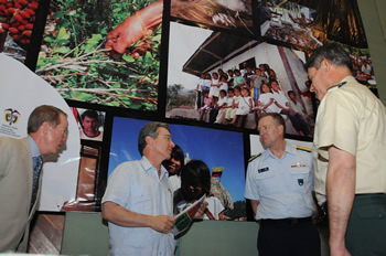 El Presidente Álvaro Uribe Vélez dialoga con el Ministro de Defensa encargado, general Freddy Padilla de León, durante  el ‘Quinto Encuentro Internacional de Coordinación Interagencial’, que se realizó este jueves 23 de julio en Santa Marta.