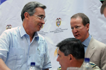 El Presidente de la República, Álvaro Uribe Vélez, saluda al Embajador de Estados Unidos en Colombia, William Brownfield, y al Ministro de Defensa (e) y Comandante de las Fuerzas Militares, general Freddy Padilla de León, poco antes de empezar el  ‘Quinto encuentro de cooperación interagencial’, que se realizó este jueves en el Hotel Santamar, de la capital del Magdalena, para analizar el apoyo internacional al desarrollo colombiano.