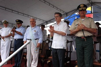 El Presidente de la República, Álvaro Uribe Vélez, encabezó este viernes un homenaje al ex presidente Belisario Betancur, en cuya administración comenzó la construcción de la Base de Bahía Málaga. En el acto, que se llevó a cabo en ese destacamento naval del Pacífico, participaron el Ministro de Defensa (e), general Freddy Padilla de León; y los comandantes de la Armada, almirante Guillermo Barrera, y de la Fuerza Aérea, general Jorge Ballesteros.