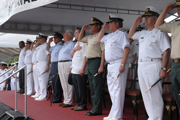 El Presidente de la República, Álvaro Uribe Vélez; el Ministro de Defensa (e), general Freddy Padilla de León y  los Altos Mandos Militares, escuchan el Himno Nacional durante la conmemoración de los 186 años de la Armada Nacional y del día de esta Fuerza Naval. El acto se efectuó en la Base de Bahía Málaga (Valle del Cauca).