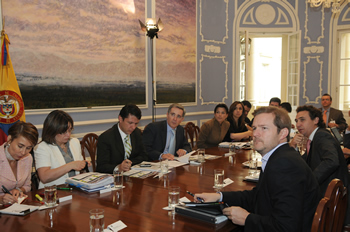 El Presidente Álvaro Uribe Vélez escucha el reporte de avances económicos que realizó, este viernes en la Casa de Nariño, el Alto Consejero Presidencial para la Política Anticíclica, Mateo Restrepo. En la reunión participaron el Ministro de Ambiente y Vivienda, Carlos Costa; la Viceministra de Hacienda, Natalia Salazar, y el Director del Departamento Nacional de Planeación (DNP), Esteban Piedrahíta, entre otros.