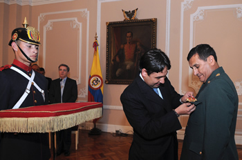 Durante el lanzamiento del libro ‘Años en silencio’, escrito por Óscar Tulio Lizcano, fue condecorado al mayor general Justo Eliseo Peña, Comandante de la Tercera División del Ejército, quién lideró la operación militar de presión a las Farc en el Valle del Cauca, que permitió la liberación de Lizcano. El Presidente Álvaro Uribe reiteró su agradecimiento a las Fuerzas Militares por su empeño en lograr el rescate de los colombianos que aún permanecen en poder de las Farc.