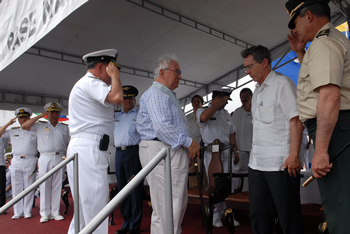 El Presidente Álvaro Uribe Vélez le impuso este viernes la Orden al Merito Naval Almirante Padilla en la categoría de Gran Cruz al ex presidente Belisario Betancur Cuartas. La  distinción, otorgada a personas que han sobresalido por sus virtudes y por servicios prestados a la Armada Nacional, fue entregada al ilustre estadista en Bahía Málaga, durante la conmemoración de los 186 años de la Fuerza Naval.