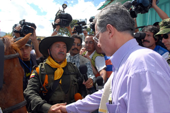 El director nacional de Escuelas de la Policía, general Orlando Vale Mosquera, uno de los oficiales que lidera la Ruta Libertadora, le hace entrega al Presidente Álvaro Uribe del caballo Catalino, que era la cabalgadura del carabinero Yimmy Javier Téllez Ortegón, asesinado por el Eln mientras participaba en la travesía por los lugares que recorrieron los héroes de la libertad. 