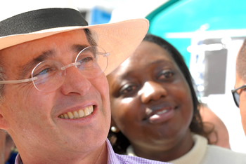 Las sonrisas del Presidente Álvaro Uribe y de la Ministra de Cultura, Paula Marcela Moreno, reflejan la alegría del pueblo colombiano en cada recibimiento que le brindan los compatriotas al grupo que hace parte de la Ruta Libertadora, por los sitios que recorrieron los héroes de la gesta. La imagen fue captada al arribo de los jinetes al municipio de Pisba (Boyacá) donde el Mandatario lideró el Consejo Comunal de Gobierno.