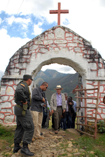 La portada de la Plaza Principal de Pisba le dio la bienvenida al Presidente Álvaro Uribe, a su llegada a este municipio boyacense que hace parte de la Ruta Libertadora, donde se llevó a cabo el Consejo Comunal de Gobierno número 243.