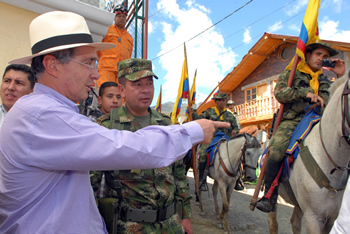 El Presidente Álvaro Uribe Vélez junto al coronel Gustavo Adolfo Figueroa Salazar, comandante de la Décimo Sexta Brigada del Ejército, a la llegada de los jinetes de la Ruta Libertadora al municipio de Pisba (Boyacá) donde el Jefe de Estado lideró este sábado el Consejo Comunal de Gobierno. 