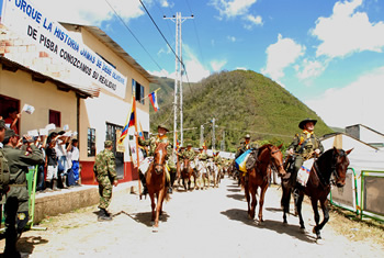 Los niños de Pisba (Boyacá) saludaron con banderas blancas a los jinetes que hacen parte de la Ruta Libertadora y que fueron recibidos por el Presidente Álvaro Uribe Vélez, durante el Consejo Comunal de Gobierno que se cumplió en este municipio