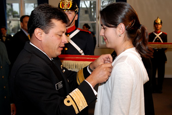 Paola Escamilla, asesora del despacho del Presidente de la República, recibió este lunes 27 de julio la Medalla Coronel Guillermo Ferguson de manos del contraalmirante Rodolfo Amaya, Jefe de la Casa Militar.