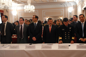 En la rendición de cuentas de la Fuerza Pública sobre derechos humanos, cumplida este lunes en la Casa de Nariño con el liderazgo del Presidente Álvaro Uribe Vélez, participaron también el Viceministro de Asuntos Políticos del Ministerio de Defensa, Sergio Jaramillo; el Viceministro de Defensa para la Estrategia y la Planeación, Alejandro Arbélaez; el Asesor de Comunicaciones de la Presidencia, Jorge Mario Eastman; el Secretario de Seguridad, general Flavio Buitrago; el Jefe de Casa Militar, contralmirante Rodolfo Amaya, y el Secretario de Prensa de la Presidencia, César Mauricio Velásquez. 