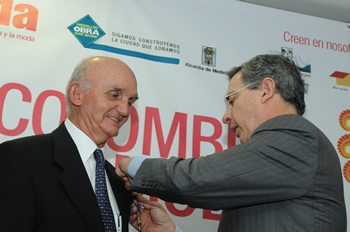 Durante la reunión con empresarios de textiles y confecciones participantes en la feria 'Colombiamoda 2009', que se realiza en Medellín, el Presidente Álvaro Uribe Vélez impuso este martes la Orden de Boyacá, en el Grado de Oficial, al Presidente del Consejo Directivo del Instituto para la Exportación y la Moda (Inexmoda), Guillermo Valencia Jaramillo. “No es fácil hacer un resumen de una vida pródiga de servicio”, declaró el Mandatario al destacar la trayectoria del empresario.