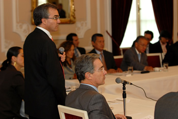 El Presidente Álvaro Uribe Vélez y el Ministro de la Protección Social, Diego Palacio, lideraron este martes, en la Casa de Nariño, una reunión con representantes del sector cooperativo, en la cual se trataron los avances y retos de esta actividad económica.