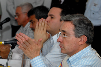 El Presidente de la República, Álvaro Uribe Vélez, pidió este jueves desde Ibagué un esfuerzo para frenar el contrabando de arroz, que agrava la situación de los productores. El Mandatario se reunió en la capital del Tolima con directivos de la Federación Nacional de Arroceros (Fedearroz) y con un centenar de empresarios del sector y molineros.