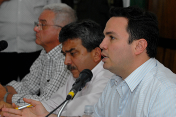 El Ministro de Agricultura, Andrés Fernández, pidió este jueves a los arroceros aprovechar los incentivos para el  almacenamiento del grano, que buscan aliviar los problemas del sector. El funcionario participó en la reunión liderada en Ibagué por el Presidente Álvaro Uribe Vélez, a la que asistieron directivos de la Federación Nacional de Arroceros (Fedearroz), molineros y cultivadores del grano.