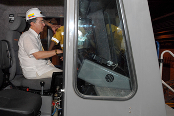 Durante el recorrido por la Mina de El Cerrejón, en La Guajira, el Presidente Uribe se subió a una de las gigantescas volquetas que transportan el carbón, y que tiene una capacidad de hasta 320 toneladas.