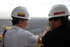 El Vicepresidente de Producción de la Mina de El Cerrejón, Luis Fernando Chávez, le explica al Presidente Álvaro Uribe Vélez cómo es la extracción del carbón en el Tajo Tabaco.  