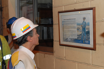 El Presidente Álvaro Uribe Vélez se detiene en uno de los pasillos del complejo carbonífero de El Cerrejón, para leer la Política de Responsabilidad Social Laboral implementada en la compañía. El Mandatario realizó este viernes un recorrido por la mina.