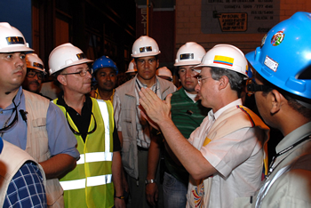 Acompañado del Presidente de la Mina de El Cerrejón, León Teicher, el Presidente Álvaro Uribe Vélez recorrió los talleres de mantenimiento de máquinas de la compañía carbonera.