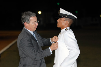 El Presidente de la República, Álvaro Uribe Vélez, condecora con la Medalla Francisco José de Caldas al subteniente de Infantería de Marina Fabián Fernando Quimbayo, quien ocupó el primer puesto de la promoción naval que se graduó este martes en Cartagena. Foto: Felipe Ariza - SP